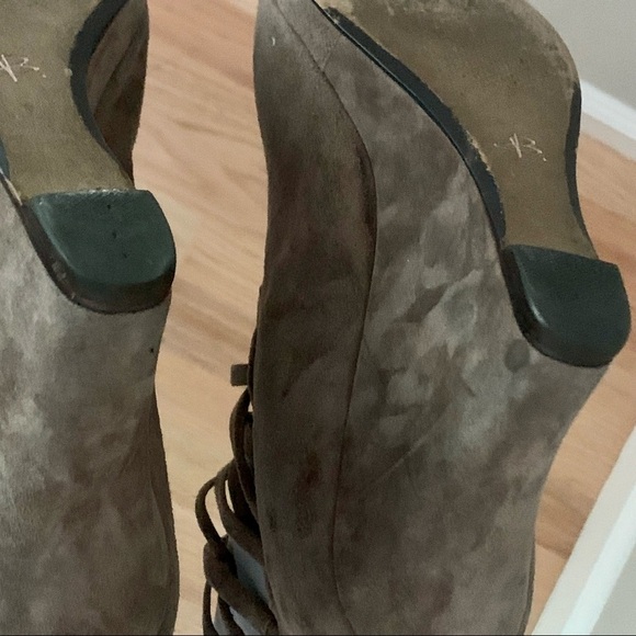 B. MAKOWSKY Bfamie Suede Strappy Wedge Sandals Zip Up Taupe with Box Size 10 - Picture 13 of 13